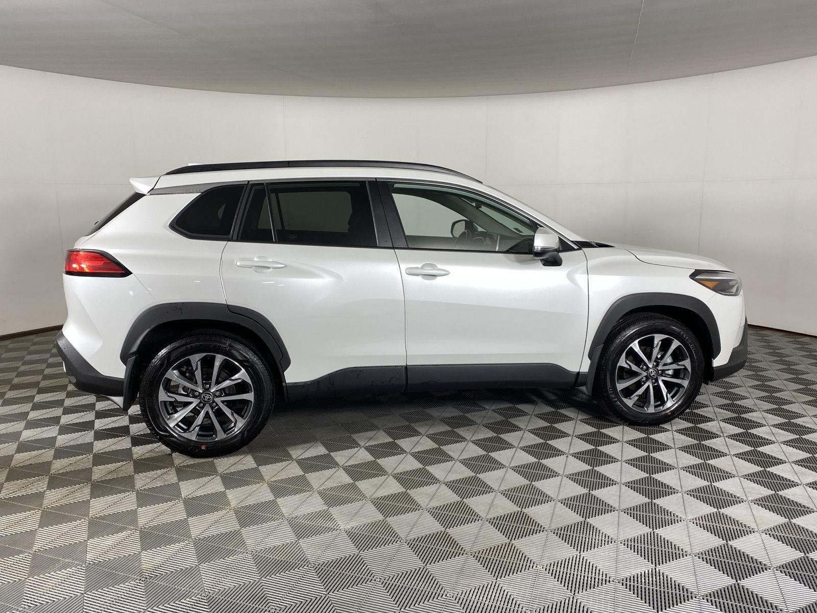 Used 2024 Wind Chill Pearl Toyota XLE image 8