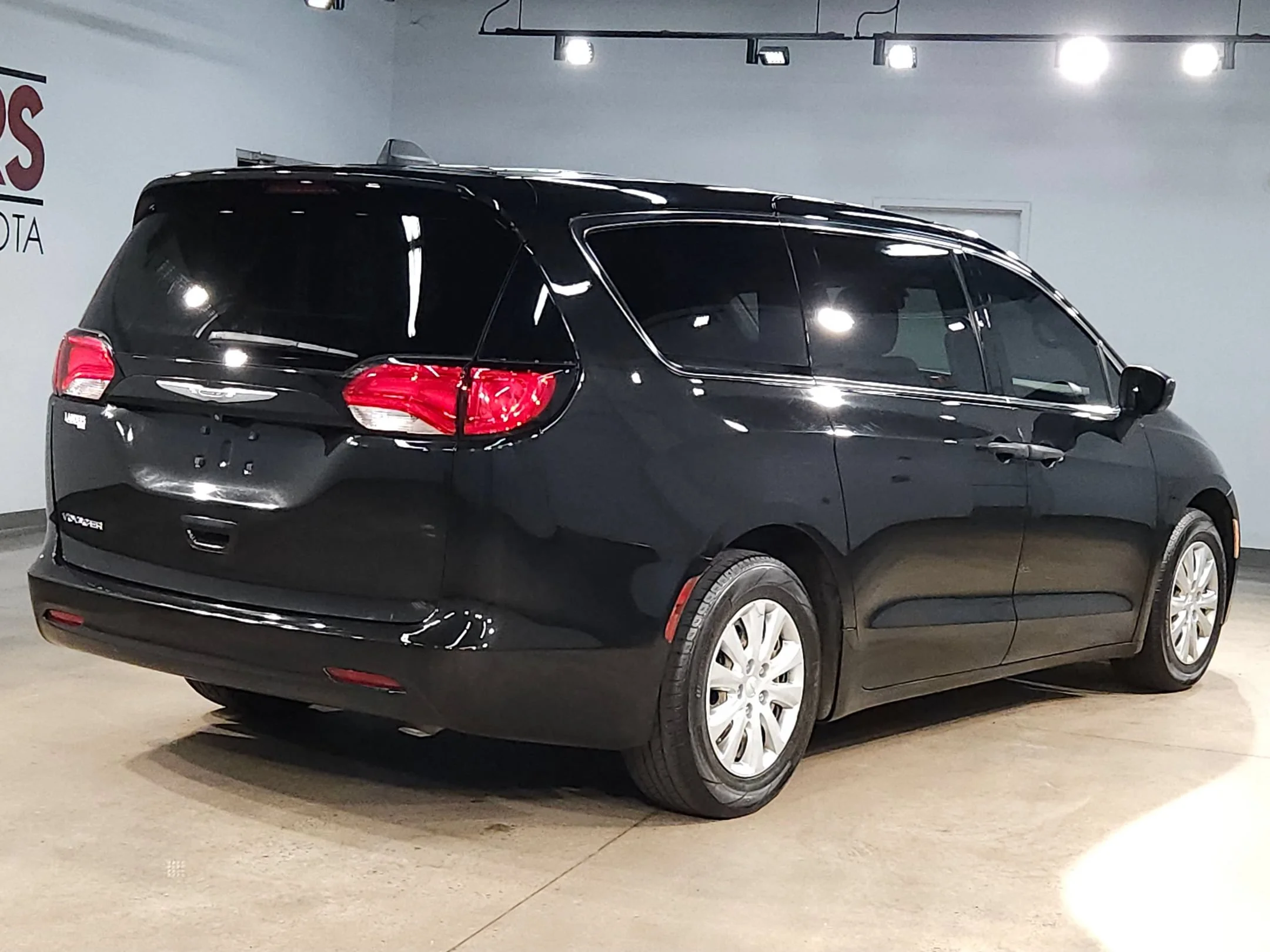 Used 2021 Brilliant Black Crystal Pearlcoat Chrysler L image 7