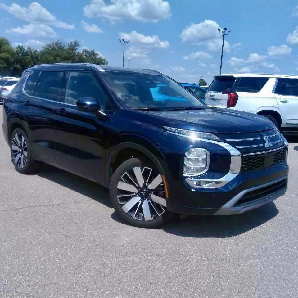 Used 2025  Mitsubishi SEL image 1