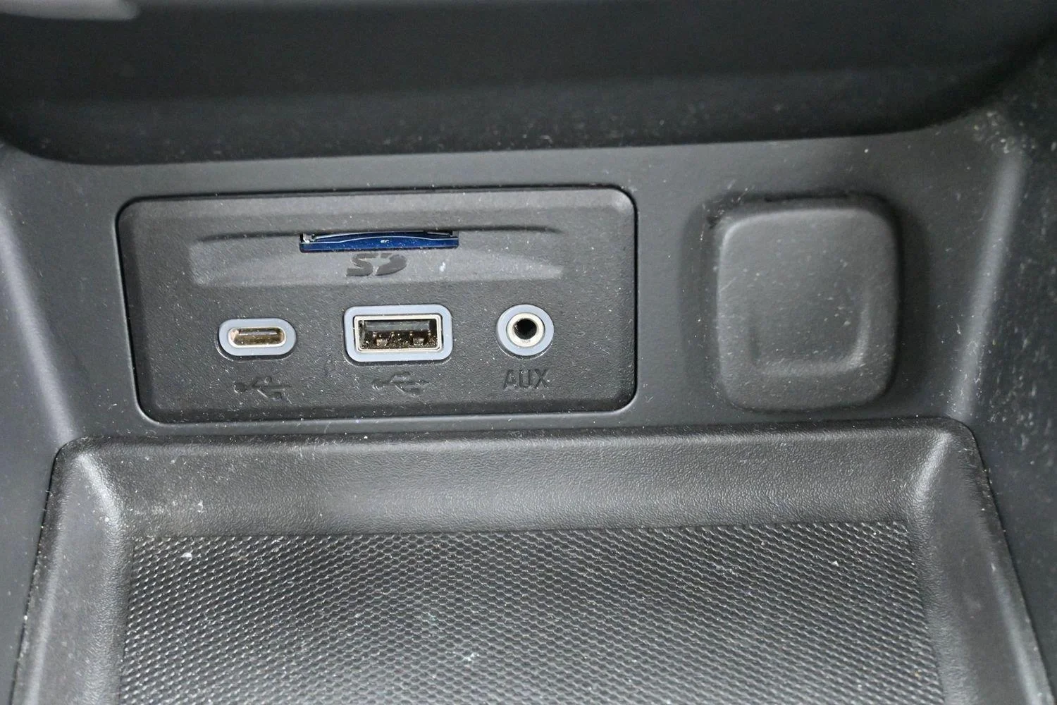 Used 2022 Summit White GMC AT4 image 27