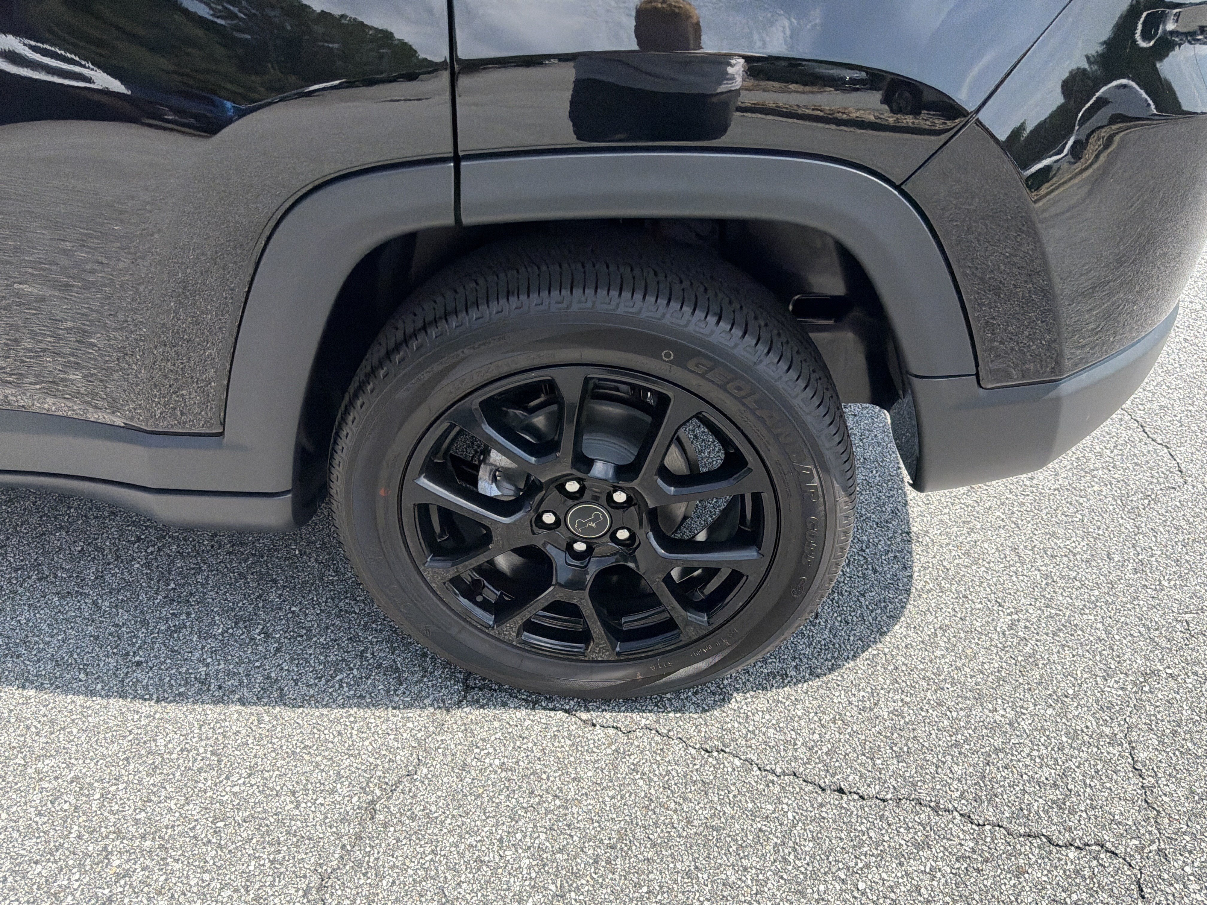 New 2026 Diamond Black Crystal Pearl-Coat Exterior Paint Jeep Latitude image 23