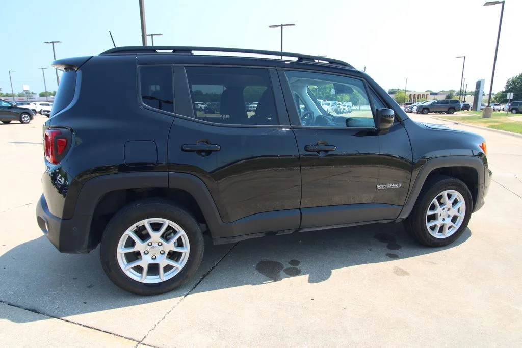 Used 2021 Black Jeep Latitude image 5