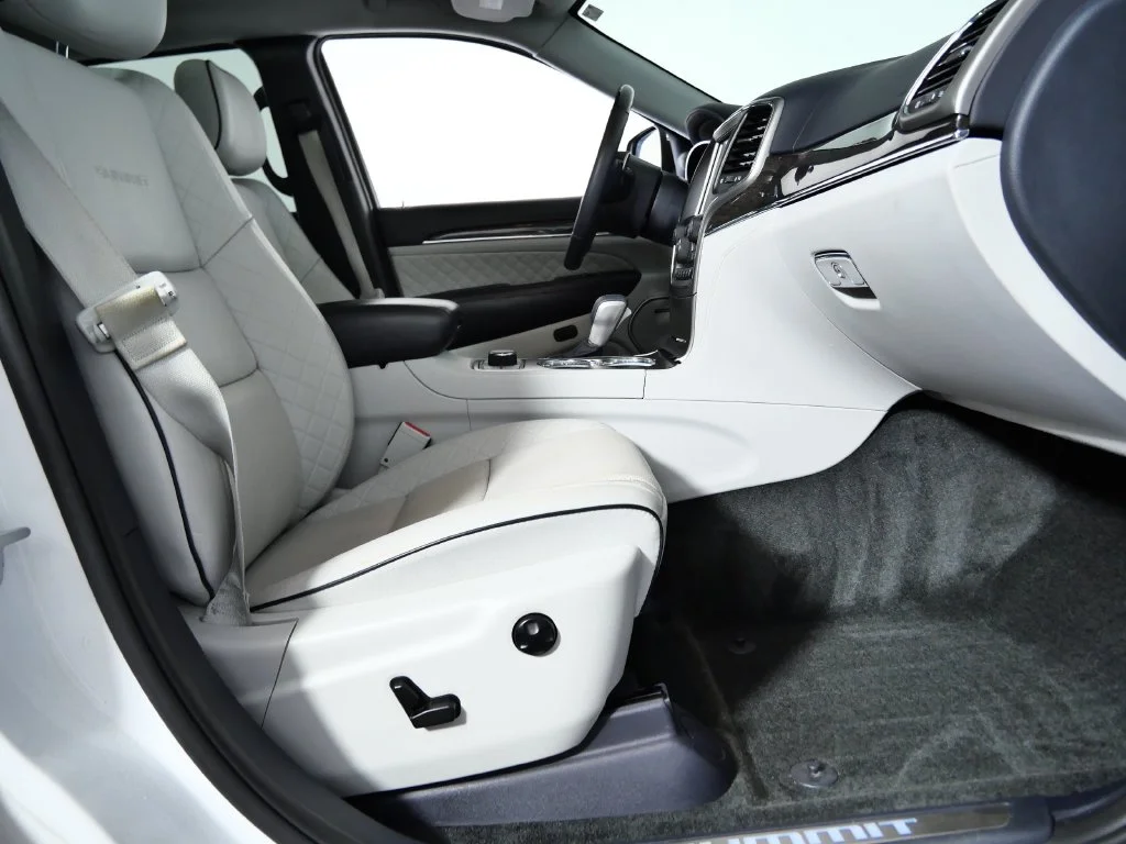 Used 2017 White Jeep Summit image 10