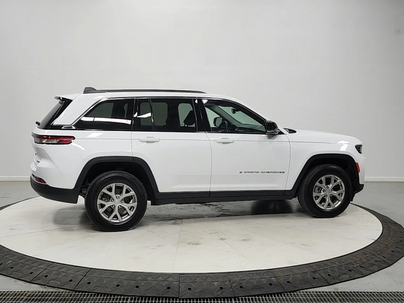 Used 2023 Bright White Clearcoat Jeep Limited image 8