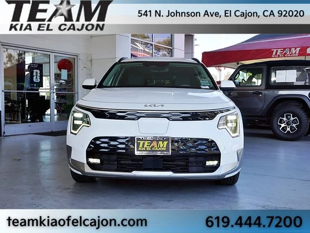 Certified Used 2023 White Kia Wave image 4