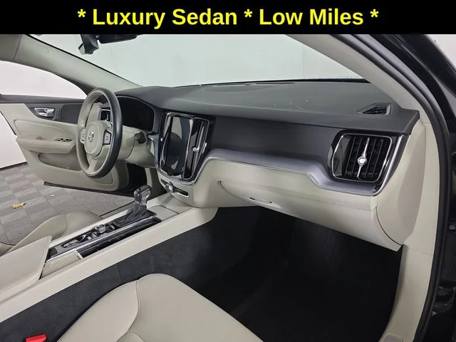 Used 2019 Black / Stone Volvo T5 Momentum image 26