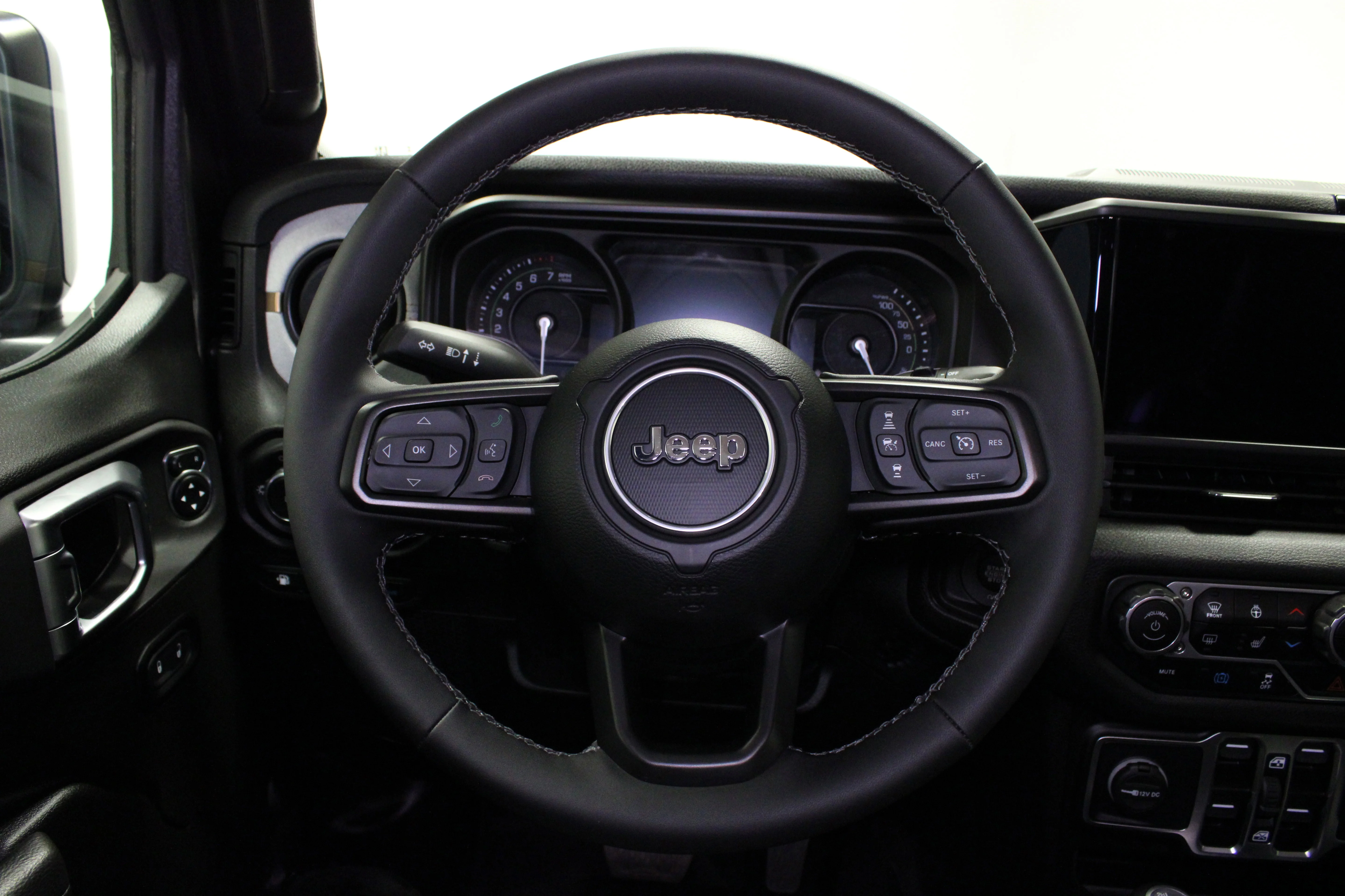Used 2025 Granite Crystal Metallic Clearcoat Jeep Sport S image 20