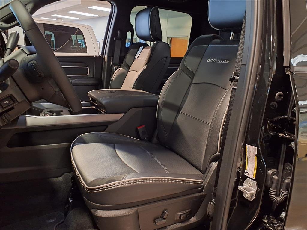 New 2026 Diamond Black Crystal Pearl-Coat Exterior Paint RAM Laramie image 4