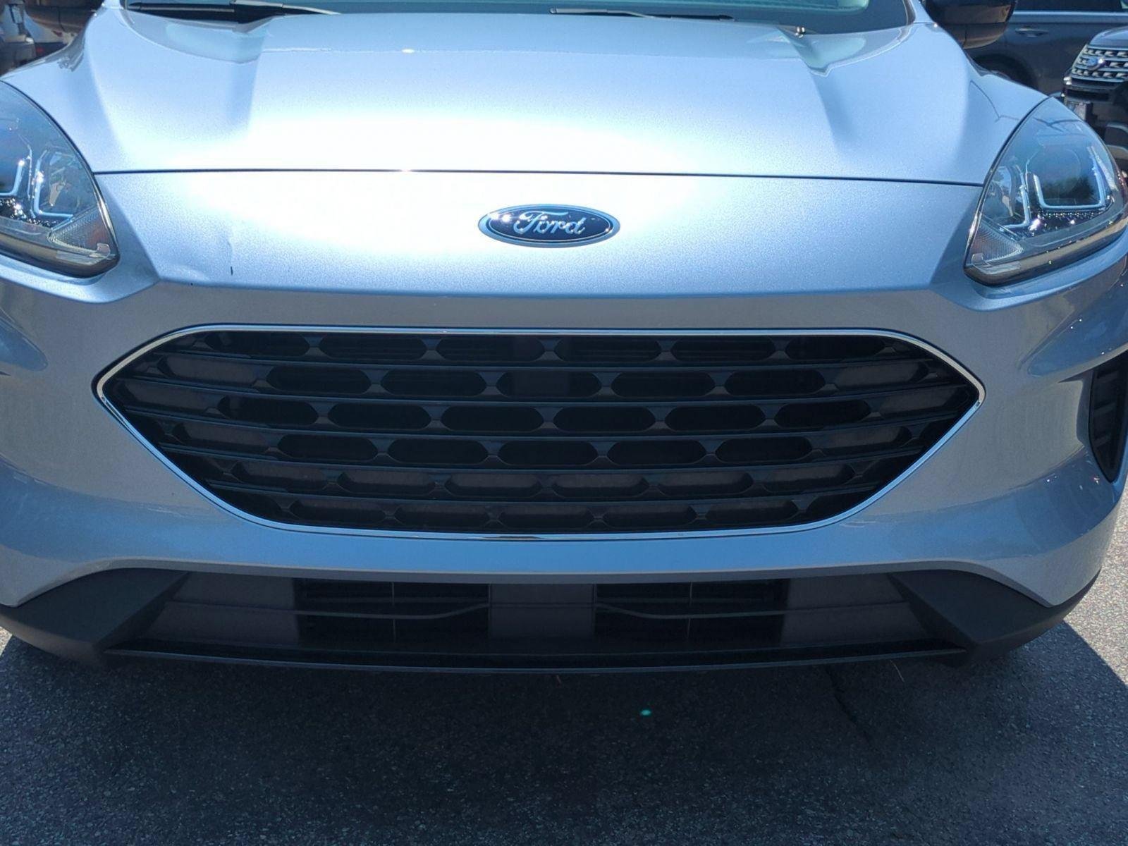 Used 2022 Iced Blue Silver Ford SE image 14