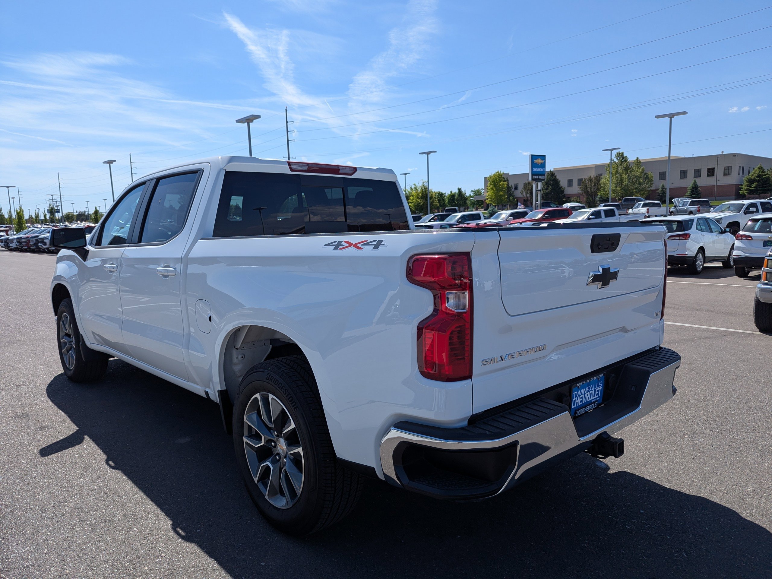 New 2025 Summit White Chevrolet LT image 31