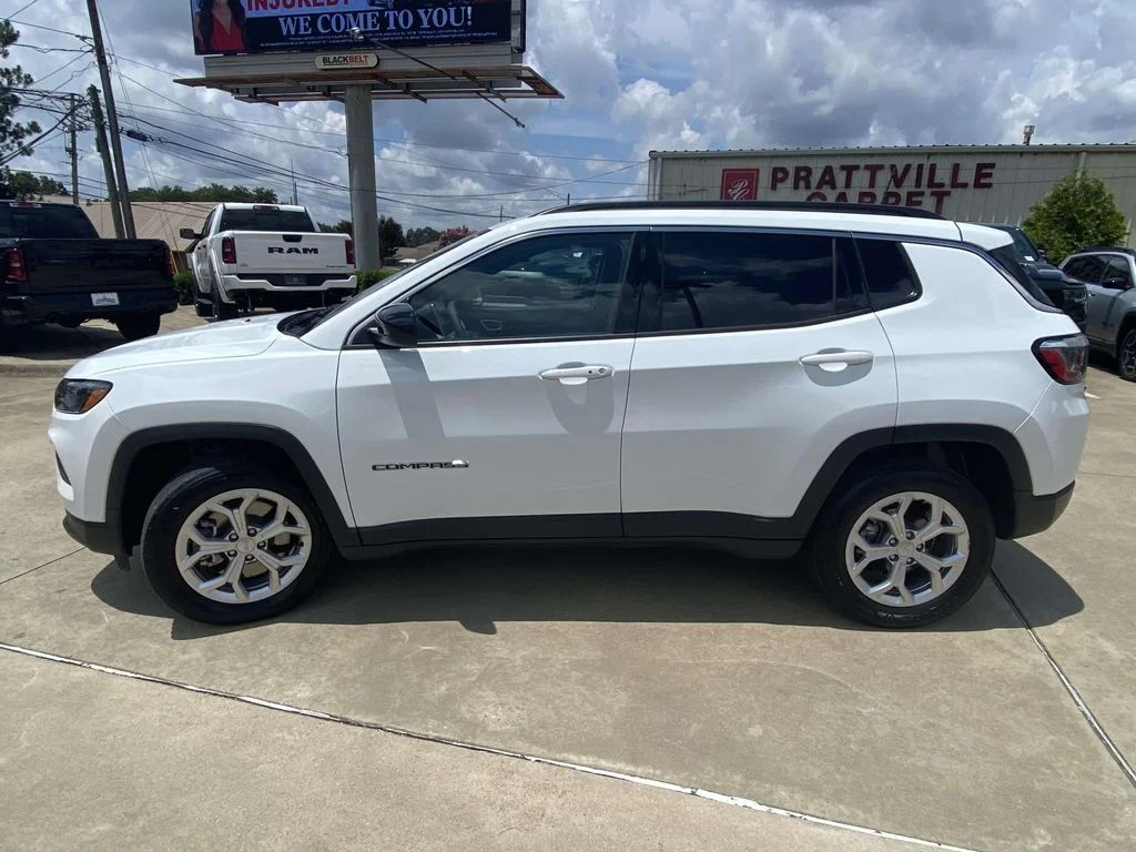 Used 2024 White Jeep Latitude image 6