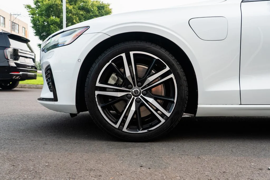 Used 2022 White Volvo T8 R-Design image 7