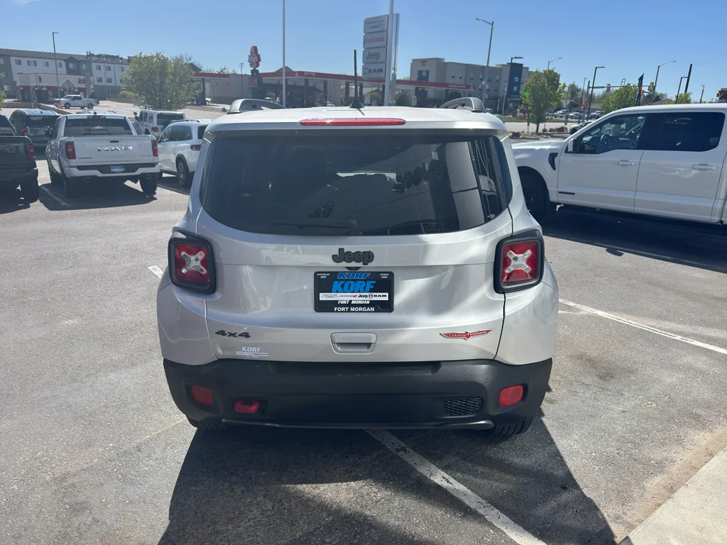 Used 2018 Glacier Metallic Jeep Trailhawk image 4