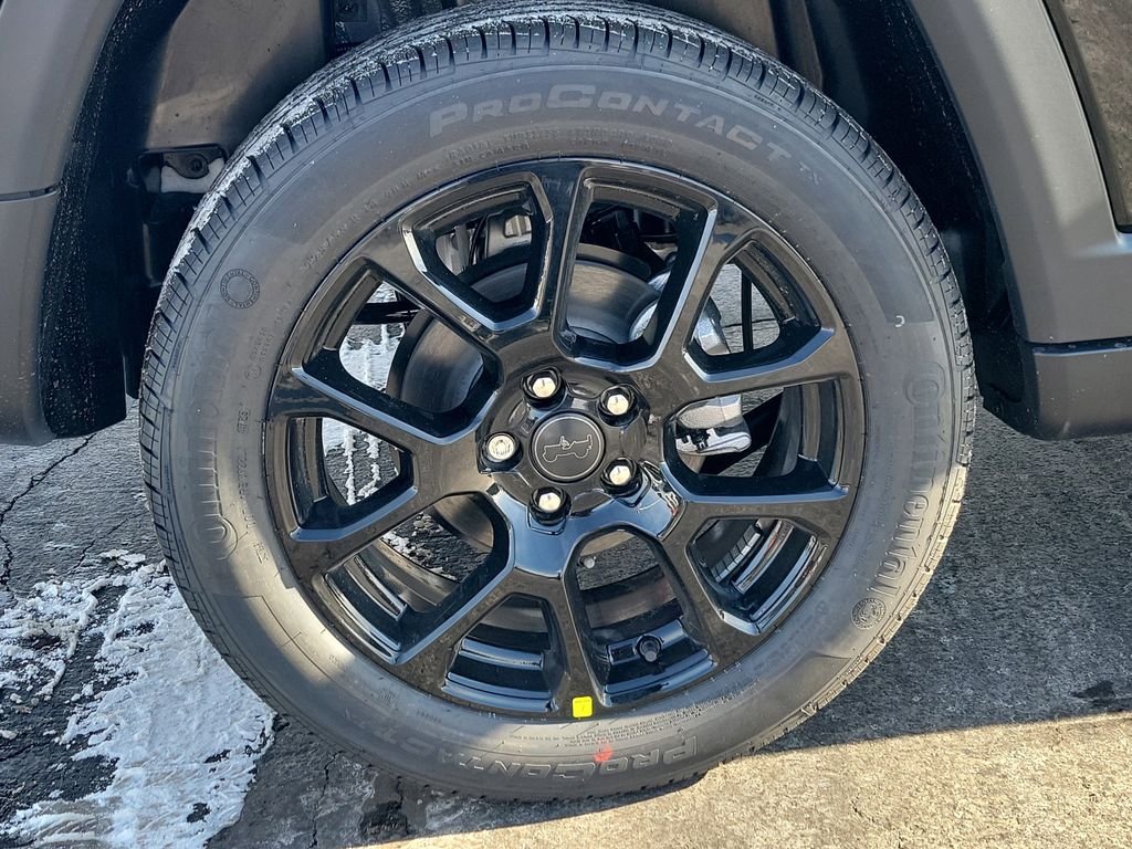 New 2026 Diamond Black Crystal Pearlcoat Jeep Latitude image 5