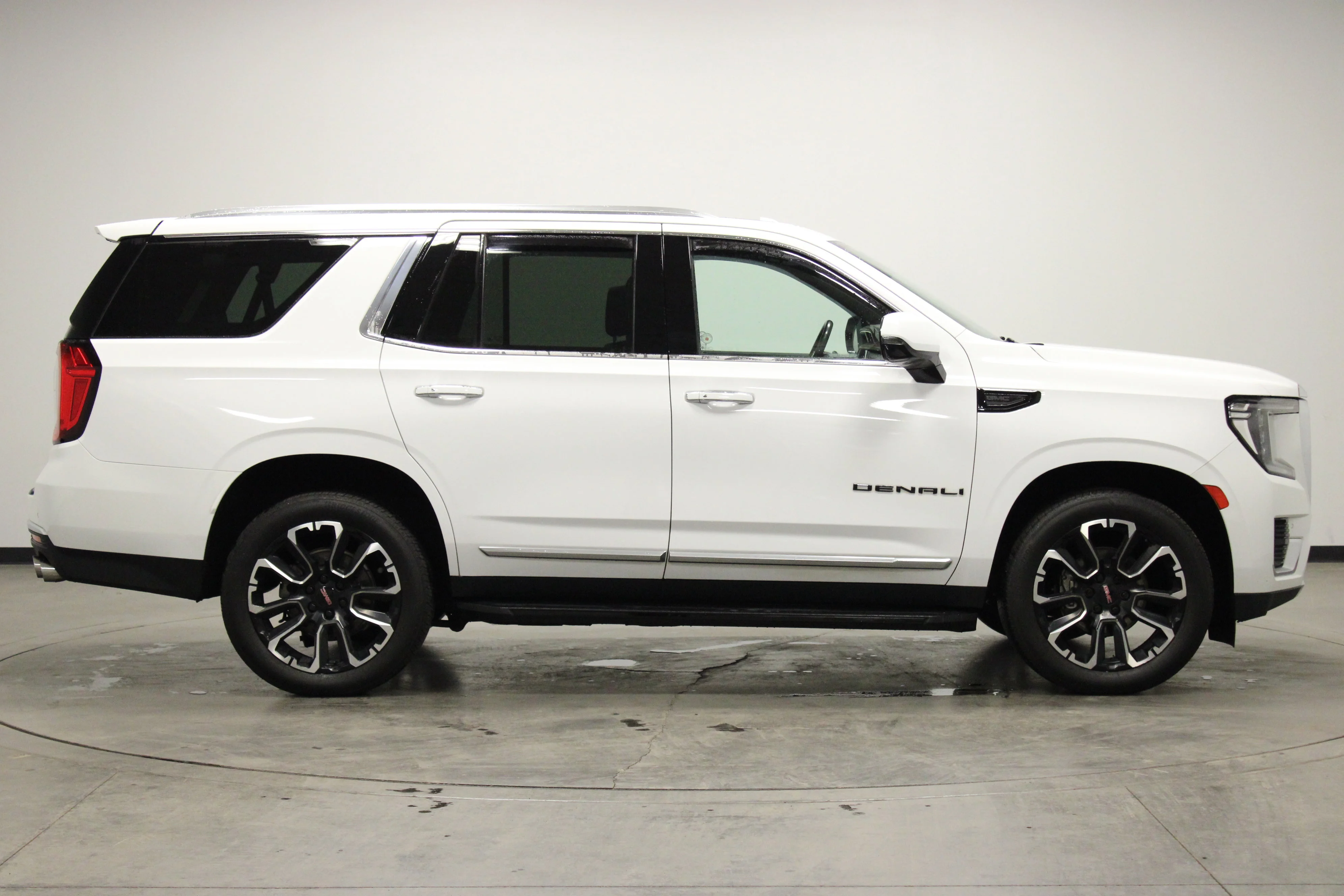 Used 2022 Summit White GMC Denali image 9