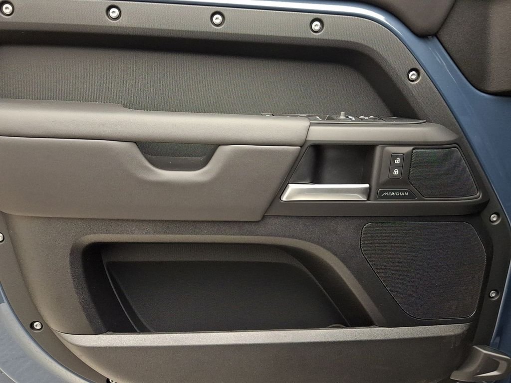 New 2026 Tasman Blue Metallic Land Rover S image 9