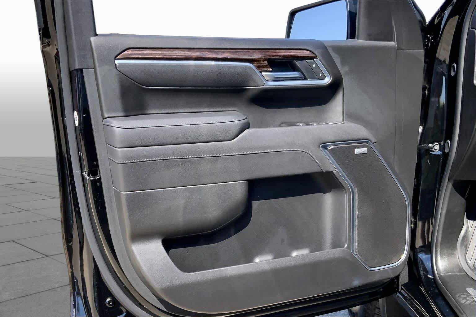 Used 2025 Onyx Black GMC Elevation image 21