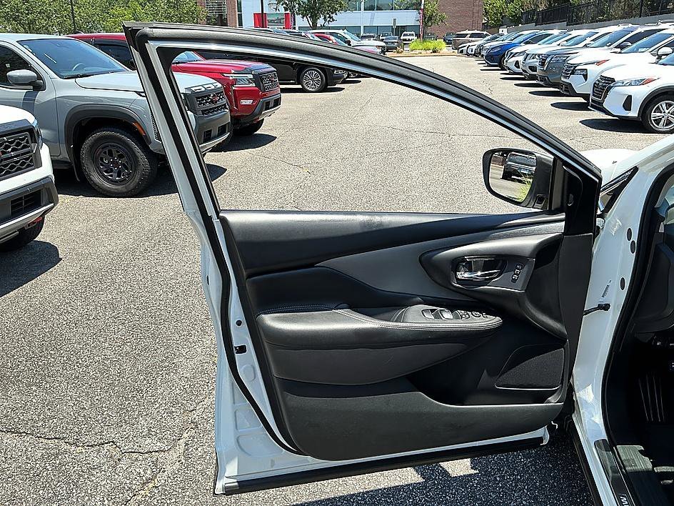 Used 2019 Pearl White Tricoat Nissan SL image 11