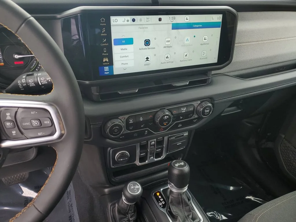 Used 2024  Jeep Sahara image 24