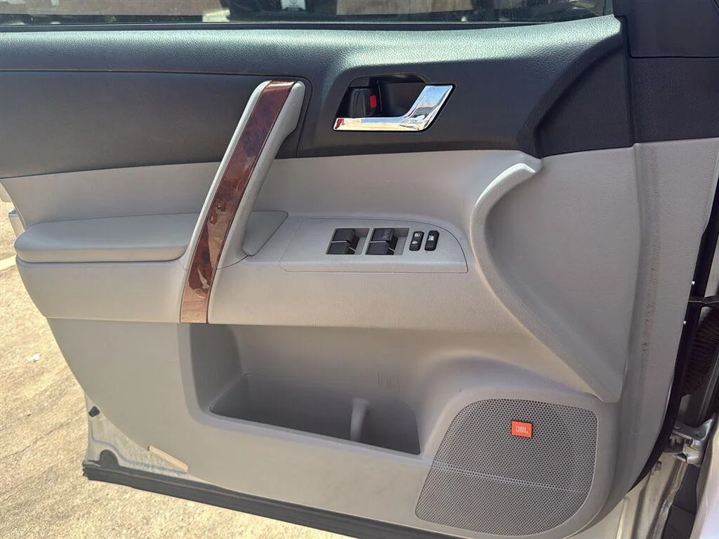 Used 2013 Classic Silver Metallic Toyota Limited image 5