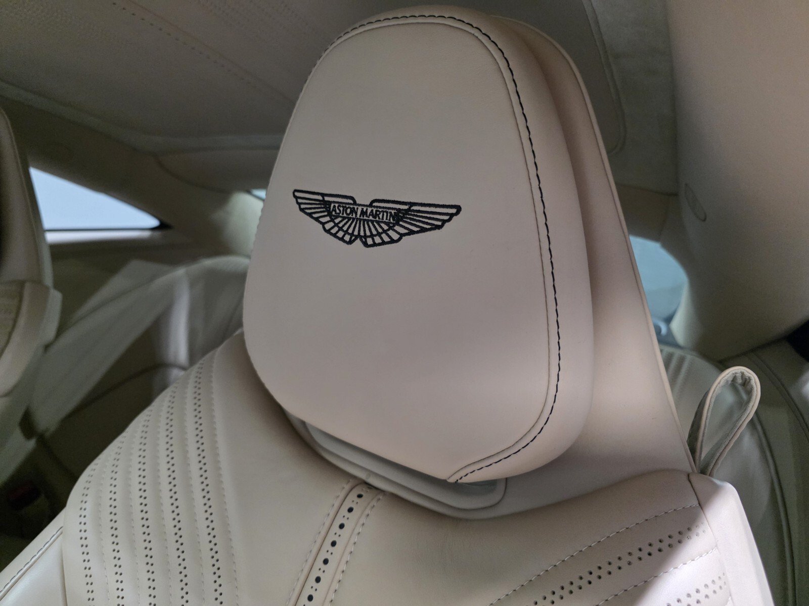 Used 2023 Lunar White Aston Martin V8 Coupe image 5