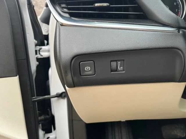 Used 2022 White Frost Tricoat Buick Essence image 26
