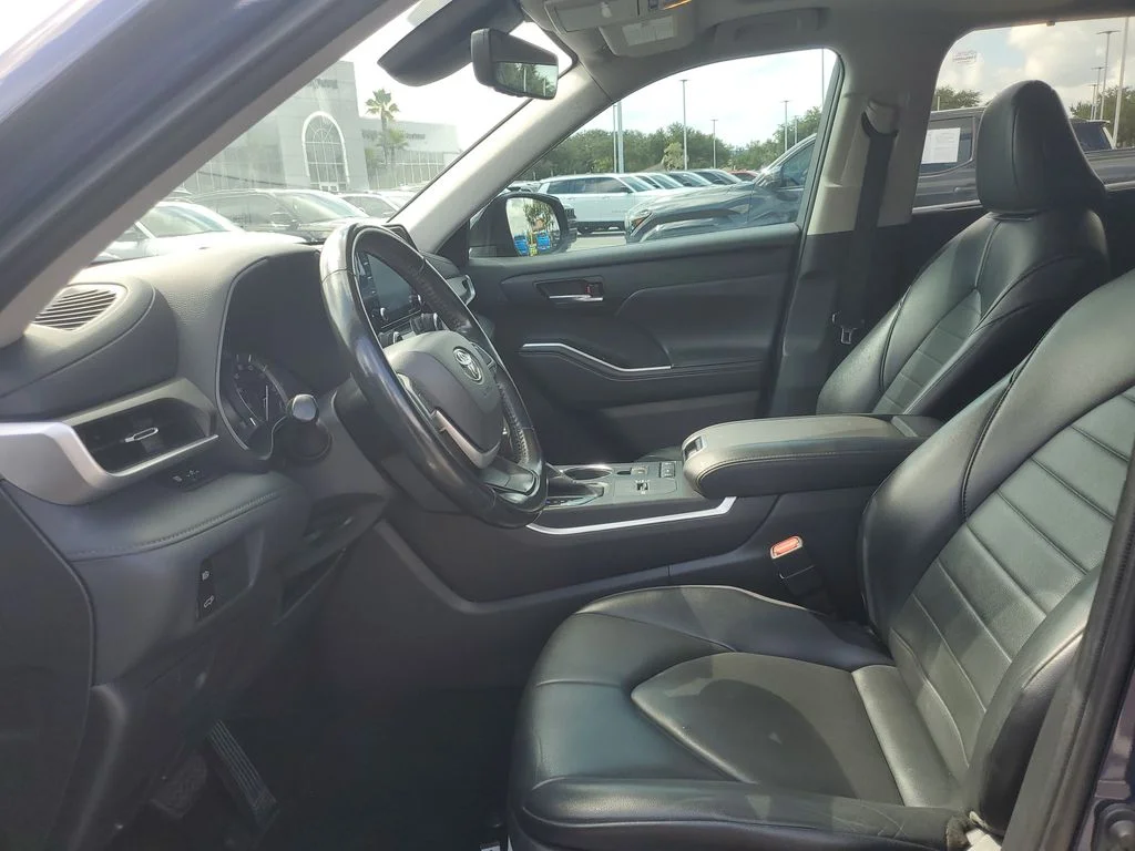 Used 2022  Toyota XLE image 13