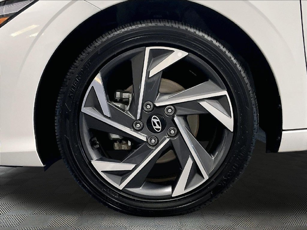 Used 2025 White Hyundai SEL Sport image 7