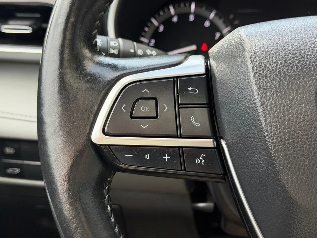 Used 2021 White Toyota XLE image 17