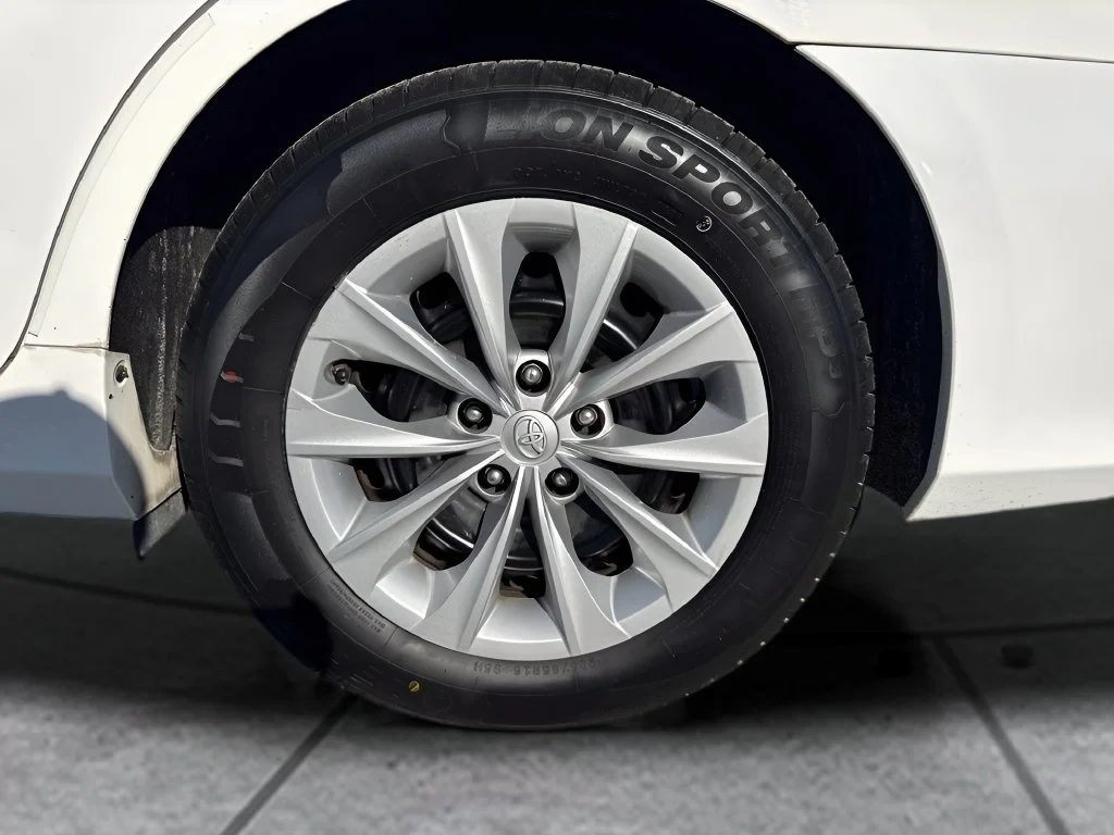 Used 2015 White Toyota LE image 31