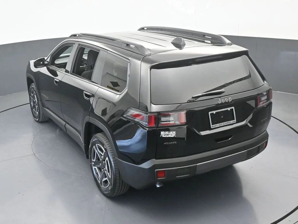 New 2026 Diamond Black Crystal Pearl-Coat Exterior Paint Jeep Laredo image 41