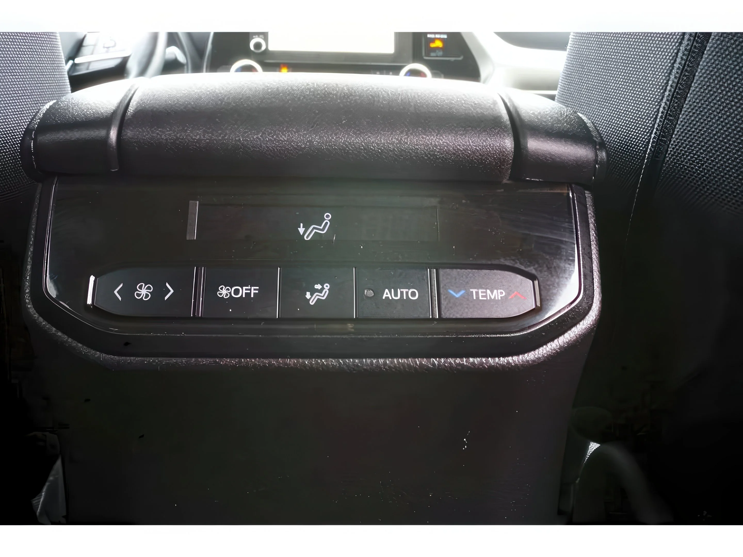 2024 Toyota Highlander LE - Photo 28