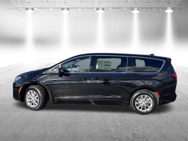 New 2026 Diamond Black Crystal Pearl-Coat Exterior Paint Chrysler Select image 9