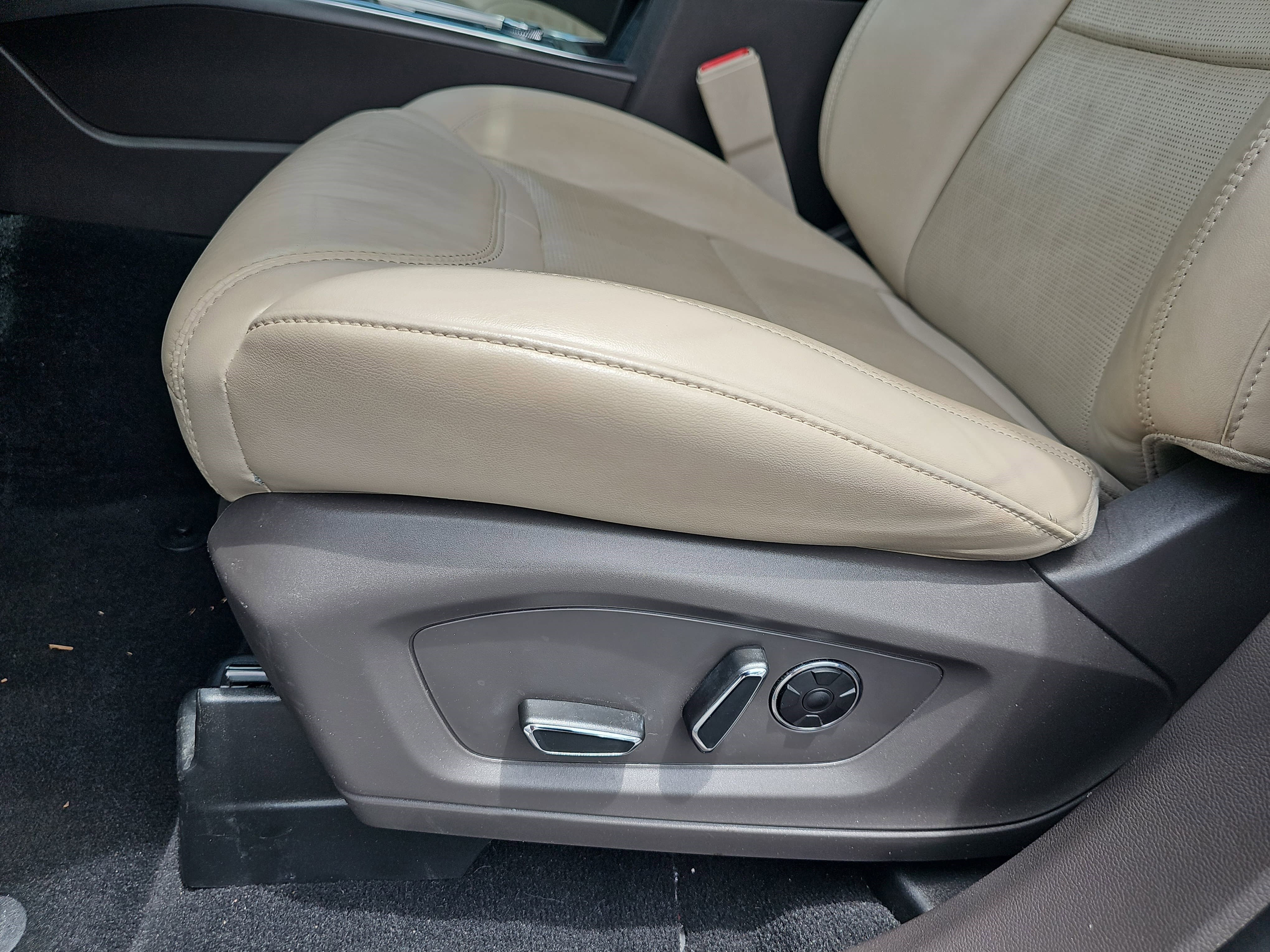Used 2020 White Ford Platinum image 17