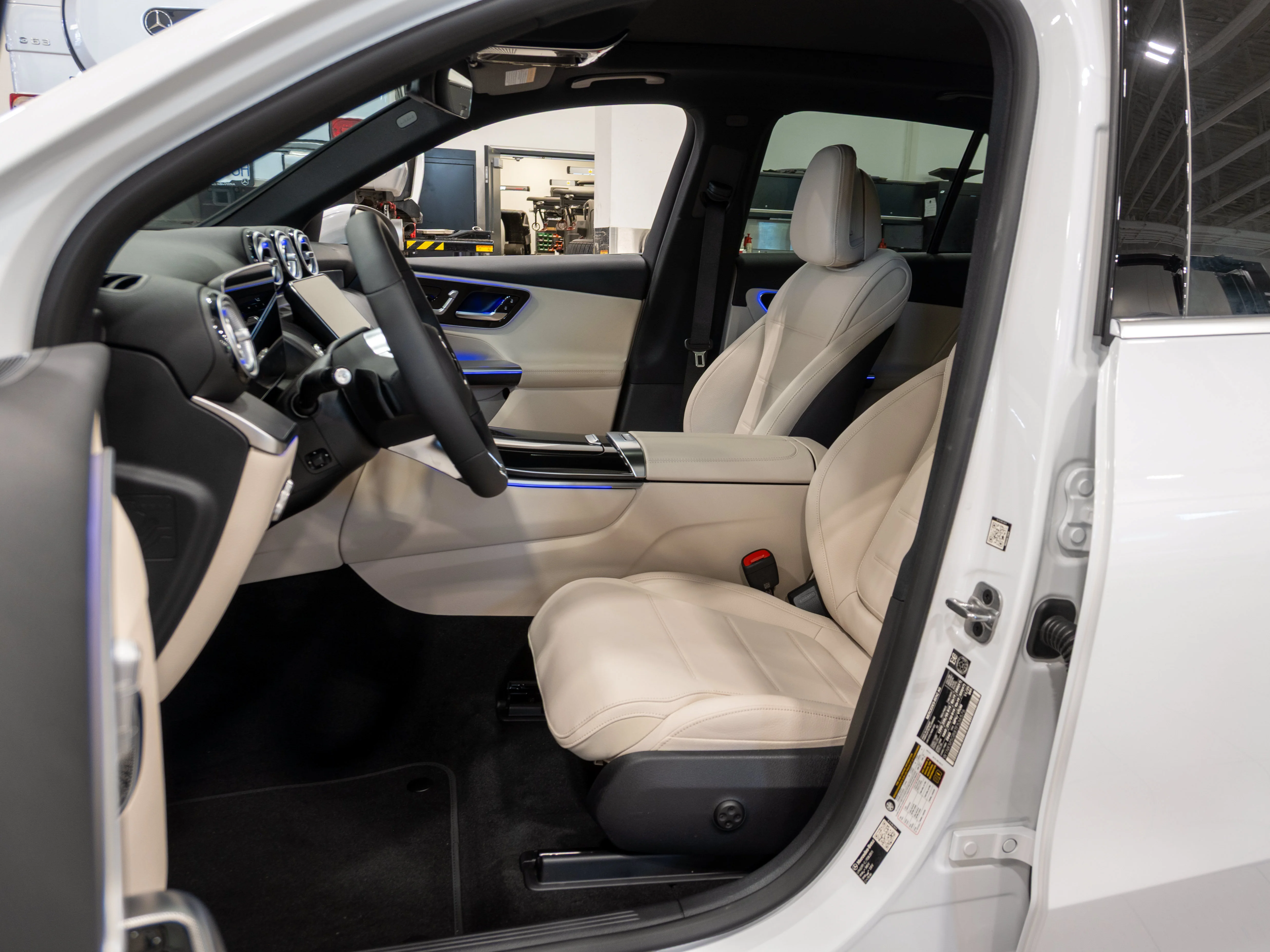 New 2026 MANUFAKTUR OPALITE WHITE METALLIC Mercedes-Benz GLC 350e image 9