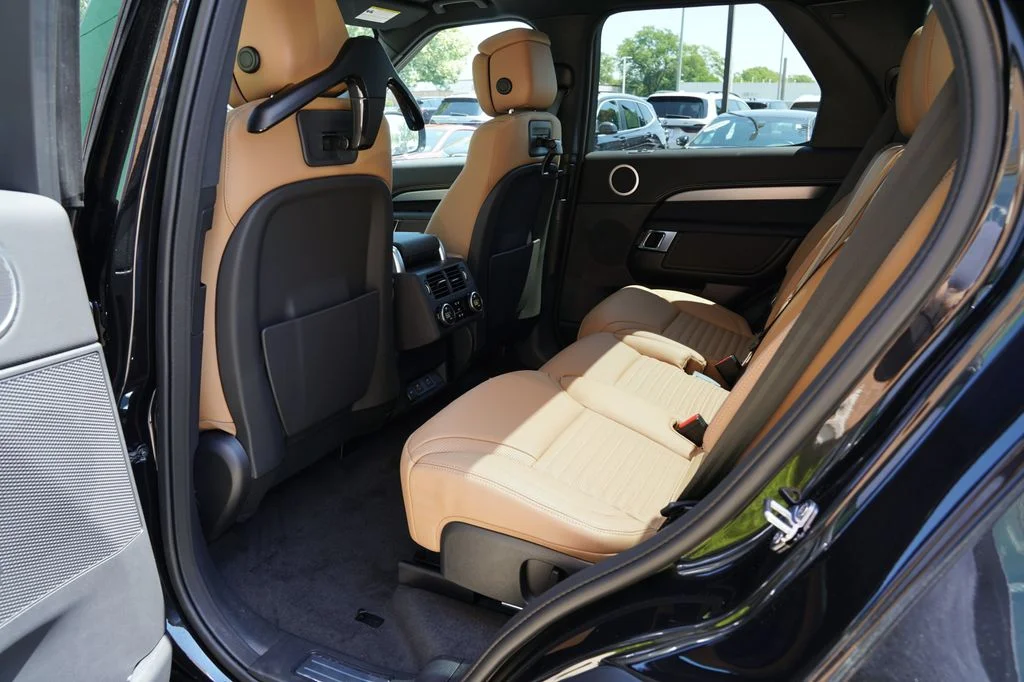 New 2026 Santorini Black Land Rover Dynamic SE image 32