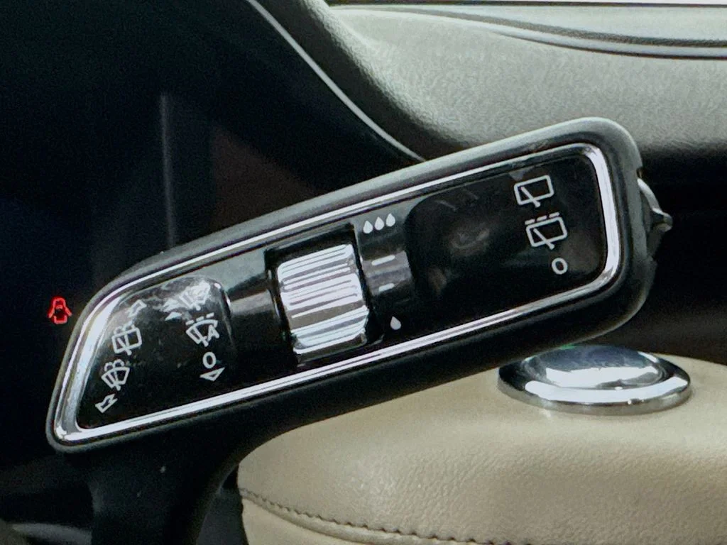 Used 2020 White Metallic Lincoln Grand Touring image 15