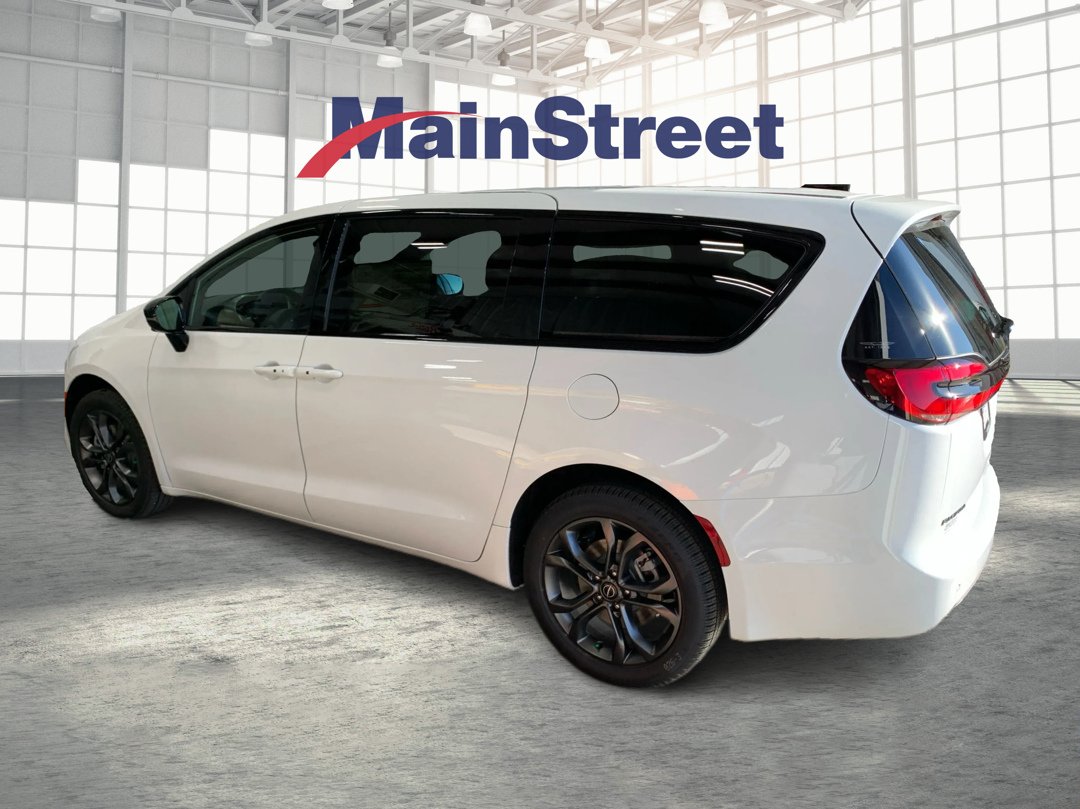New 2026 Bright White Clear-Coat Exterior Paint Chrysler Select image 3