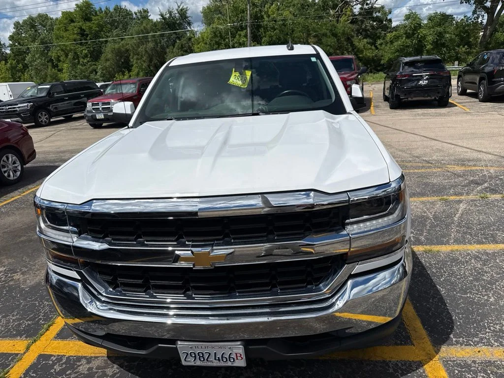 Used 2019 White Chevrolet LT image 4