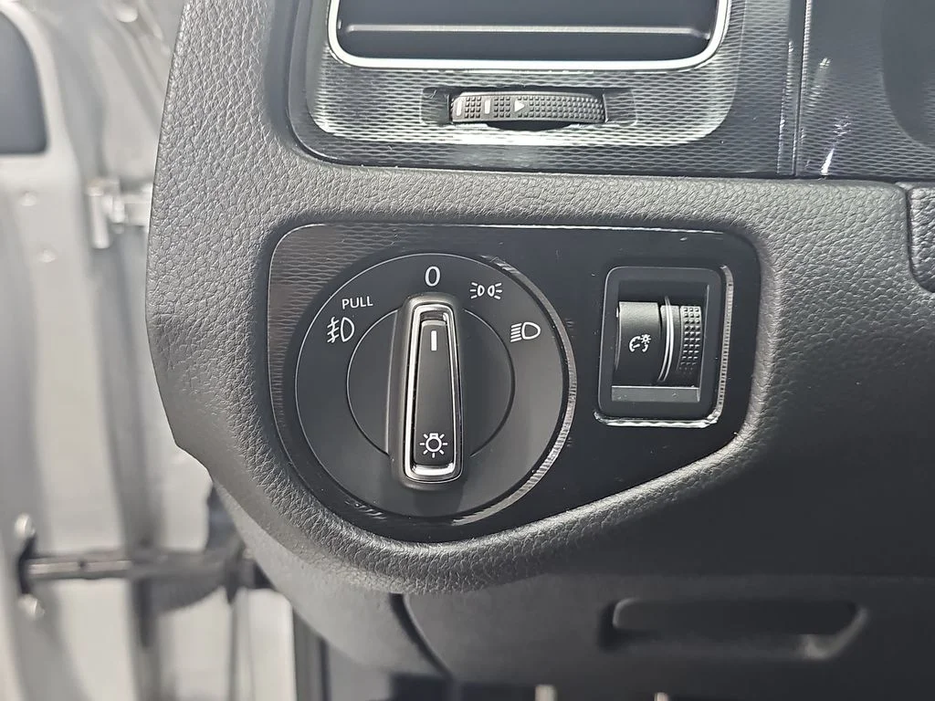 Used 2016 Silver Volkswagen S image 28