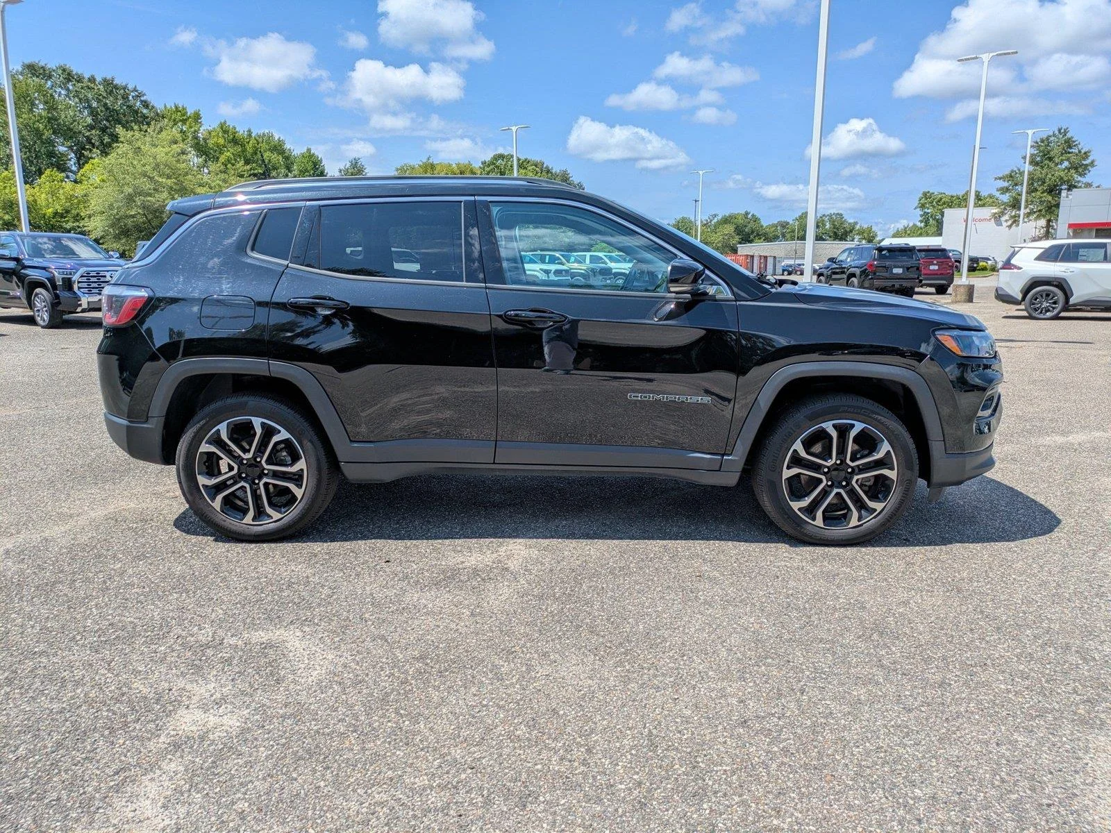 Used 2022 Diamond Black Crystal Pearlcoat Jeep Limited image 3