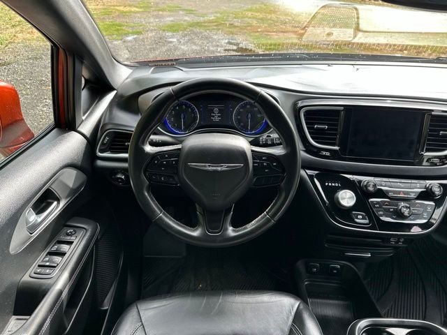 Used 2018 Copper Pearlcoat Chrysler Touring L image 32
