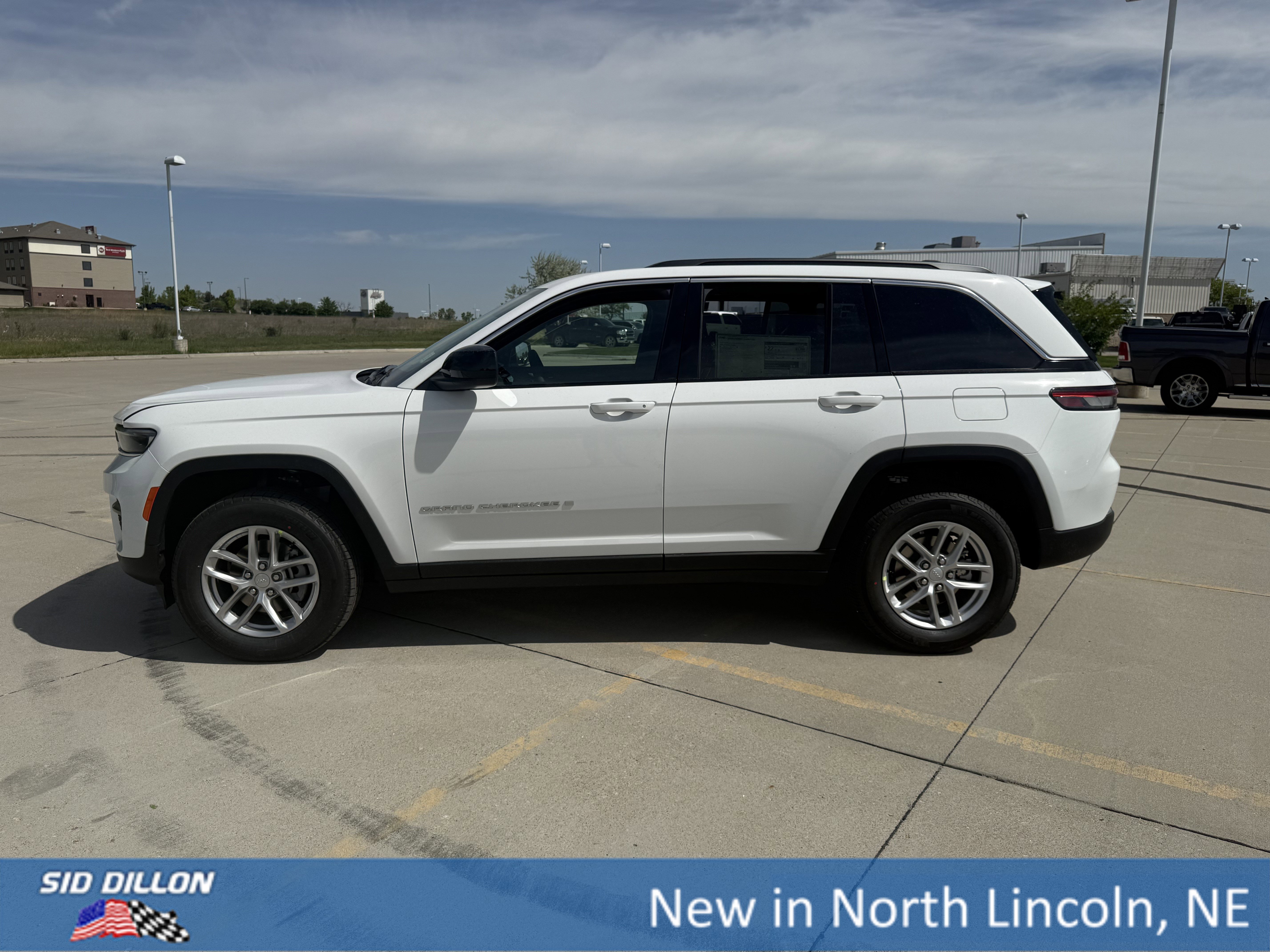 New 2026 Bright White Clear-Coat Exterior Paint Jeep Laredo image 2