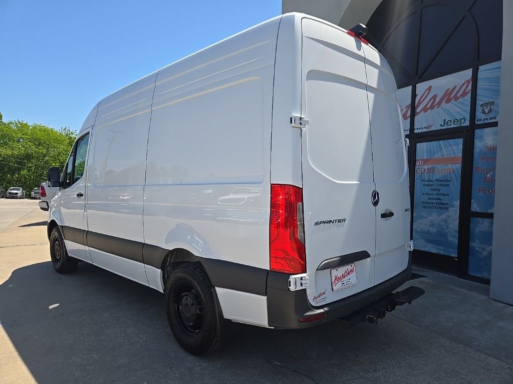 Used 2025  Mercedes-Benz Cargo 144 WB image 7