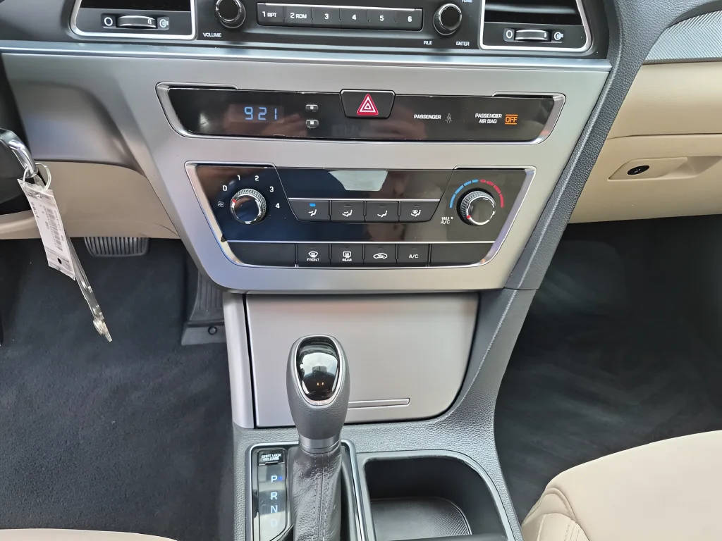 Used 2015 Brown Hyundai SE image 24