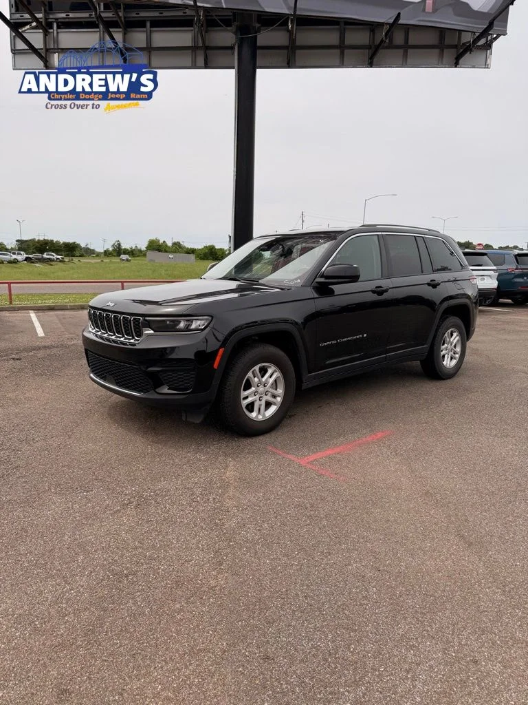 2024 Jeep Grand Cherokee Laredo's photo