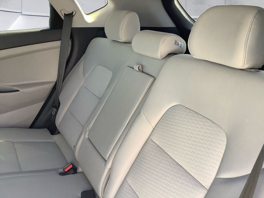 Used 2020 White Hyundai SE image 18