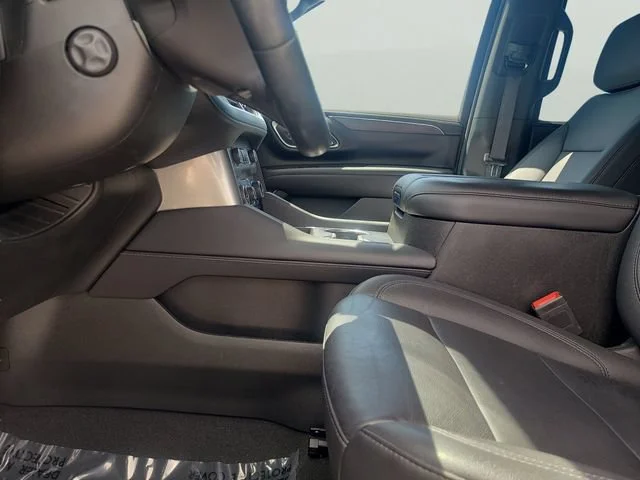Used 2023 Black Chevrolet Z71 image 21