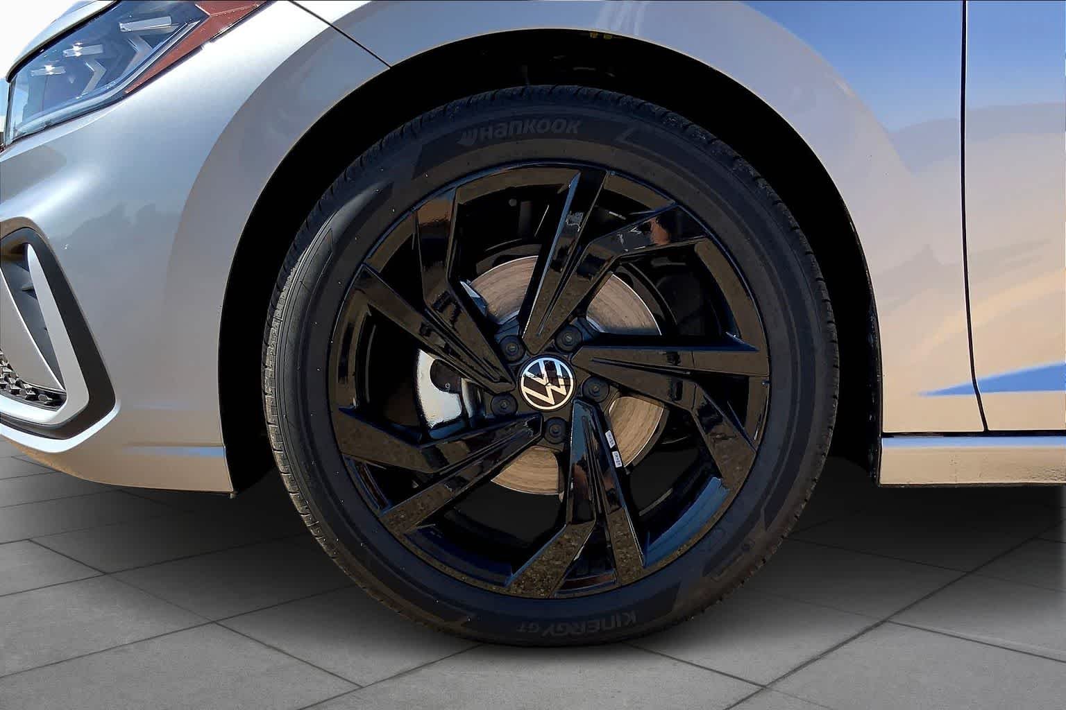 New 2026 Pyrite Silver Metallic Volkswagen SE image 12