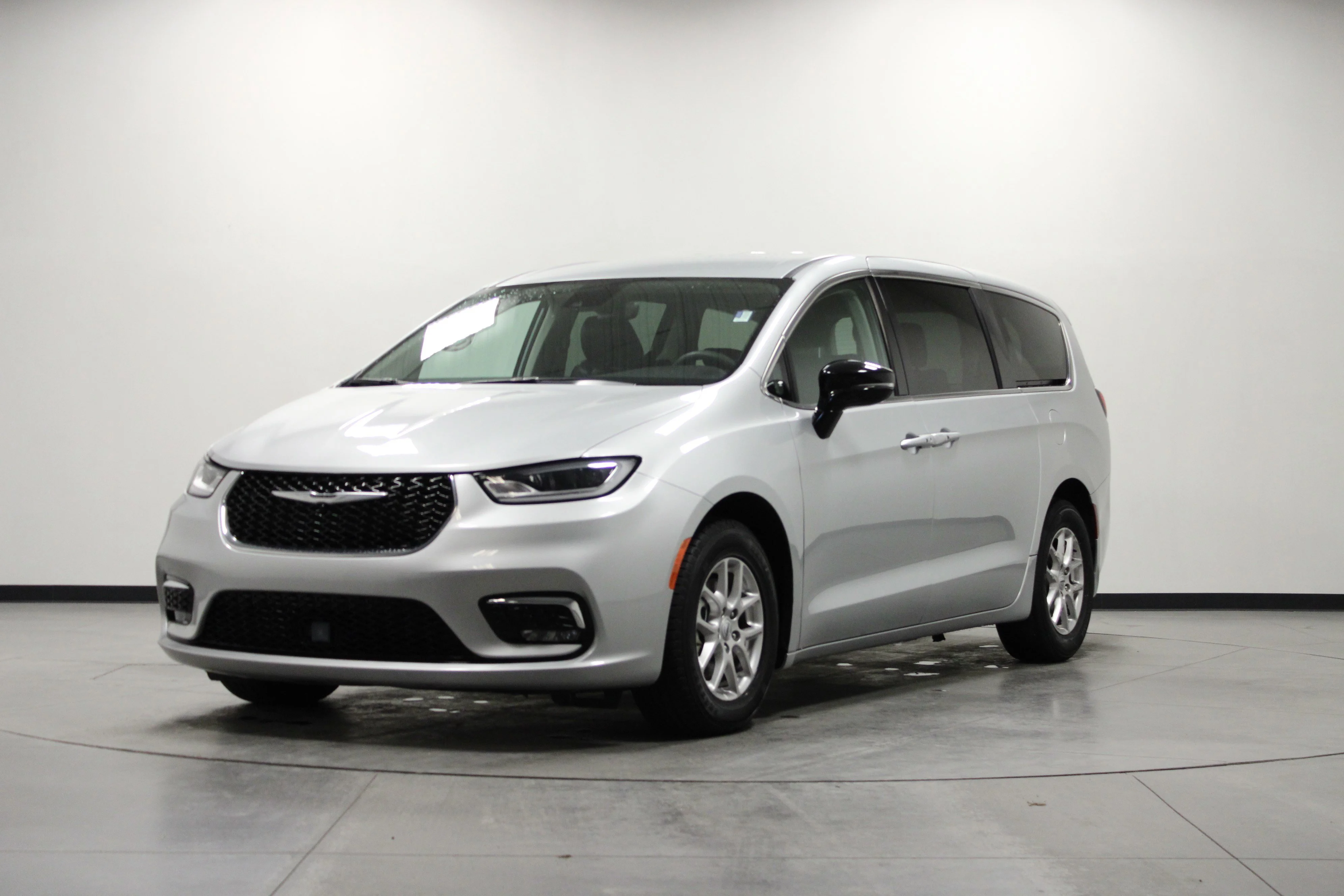 Used 2024 Silver Mist Clearcoat Chrysler Touring L image 8